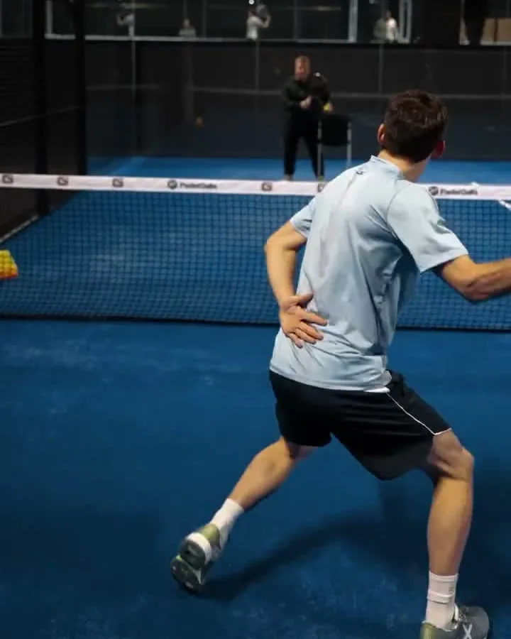 Fotograma de una demostración en vídeo: jugador entrenando la volea de derecha en pista